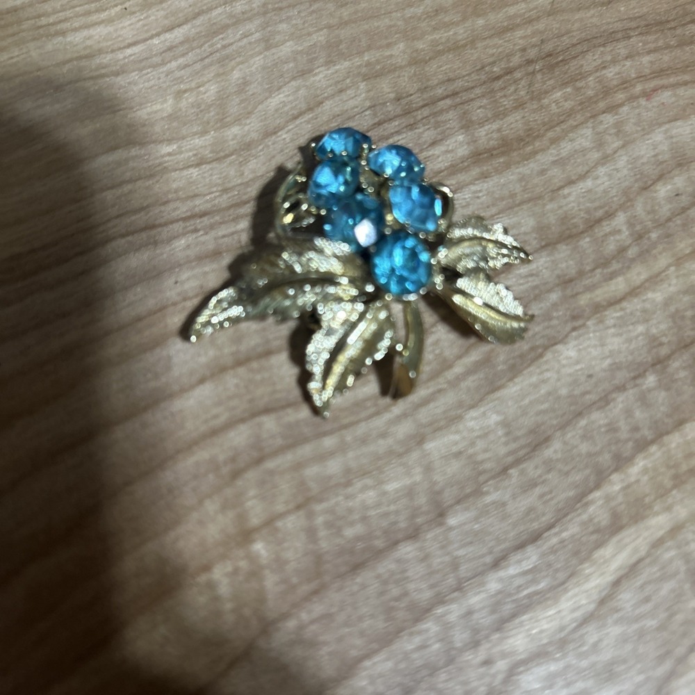 VINTAGE GOLD TONE BABY BLUE RHINESTONE PIN BROOCH